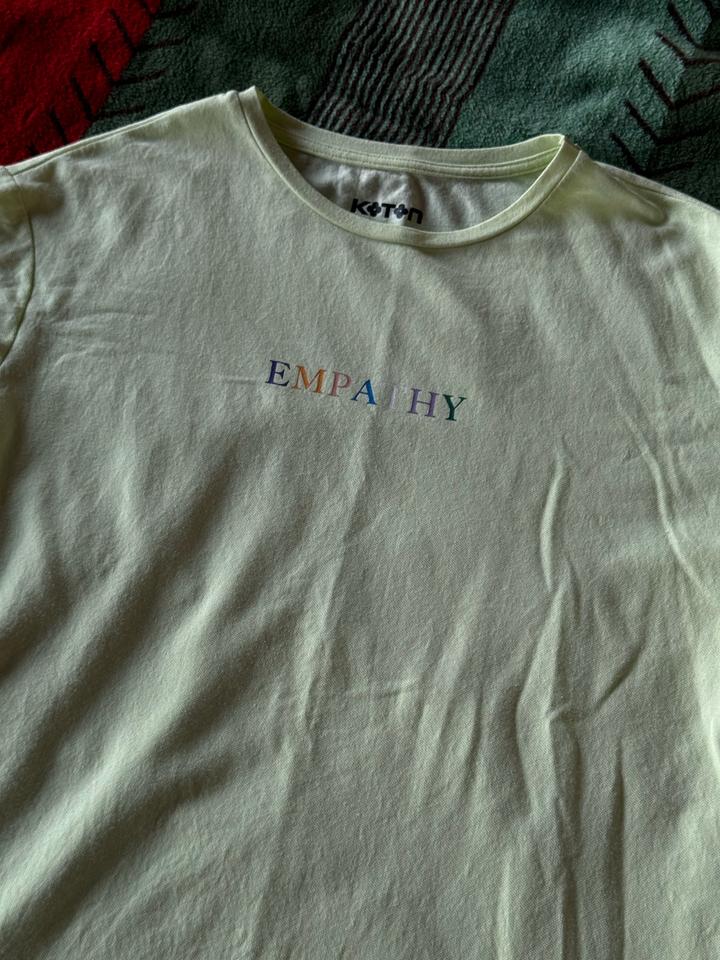 Футболка в неоновом цвете