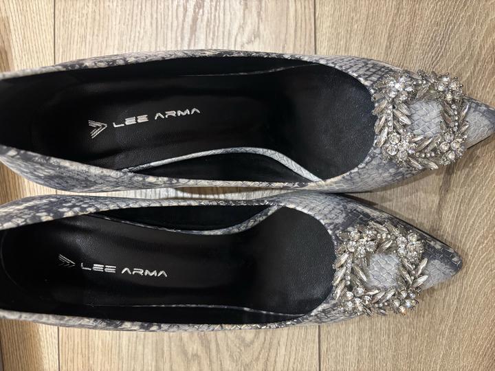 Элегантные кожаные туфли со змеиным принтом — эффектный вариант на выход