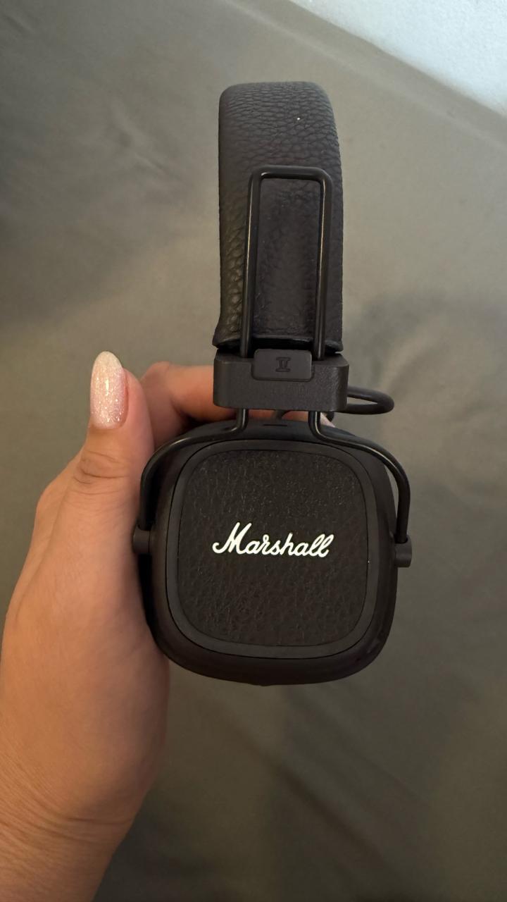 Коричневый наушник Marshall