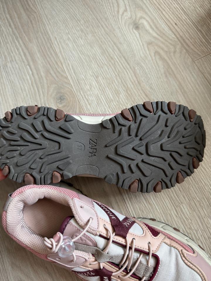Крассовки Zara