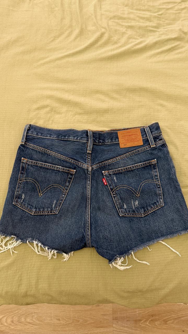 Синие джинсы Levi’s на пуговицах