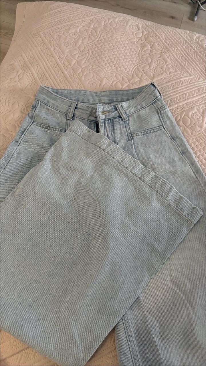 Голубые джинсы