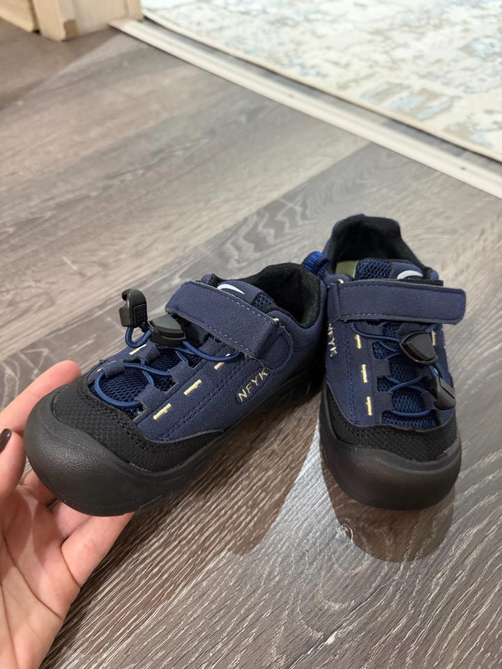 Новые детские кроссовки