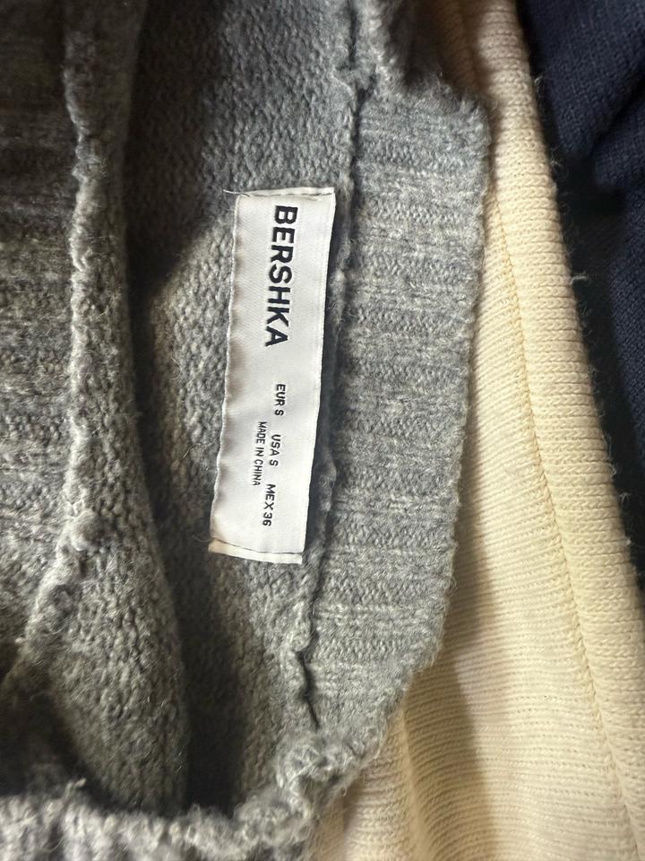 серый свитшот Bershka