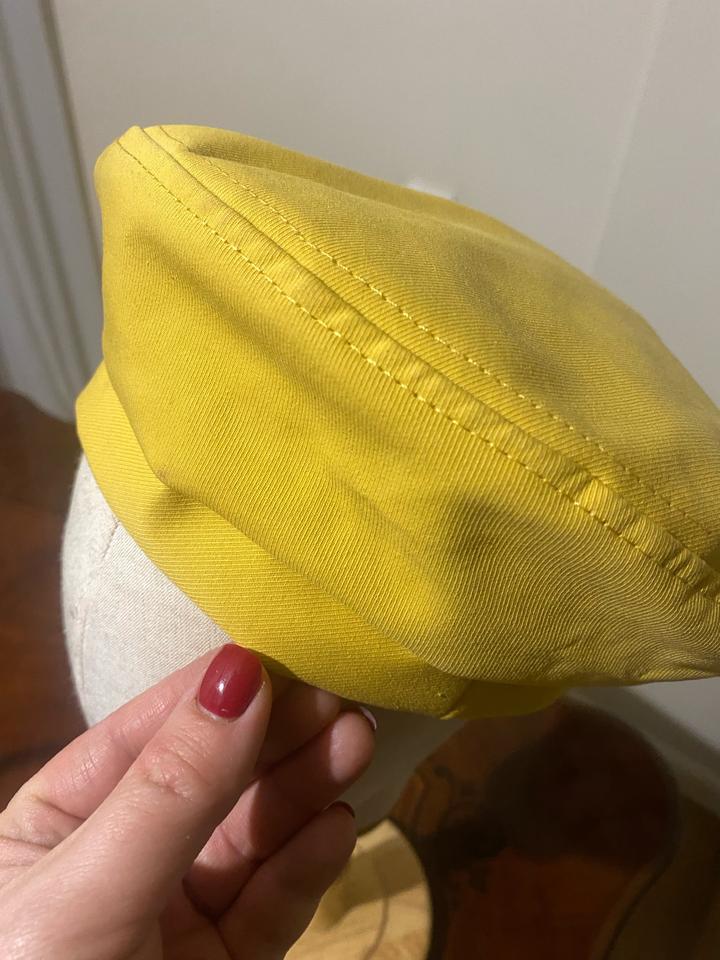 Берет новый желтый