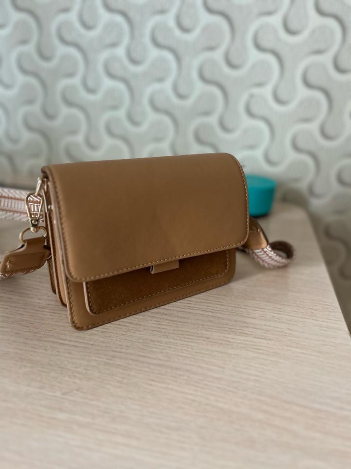 Стильная мини-сумка в карамельном оттенке