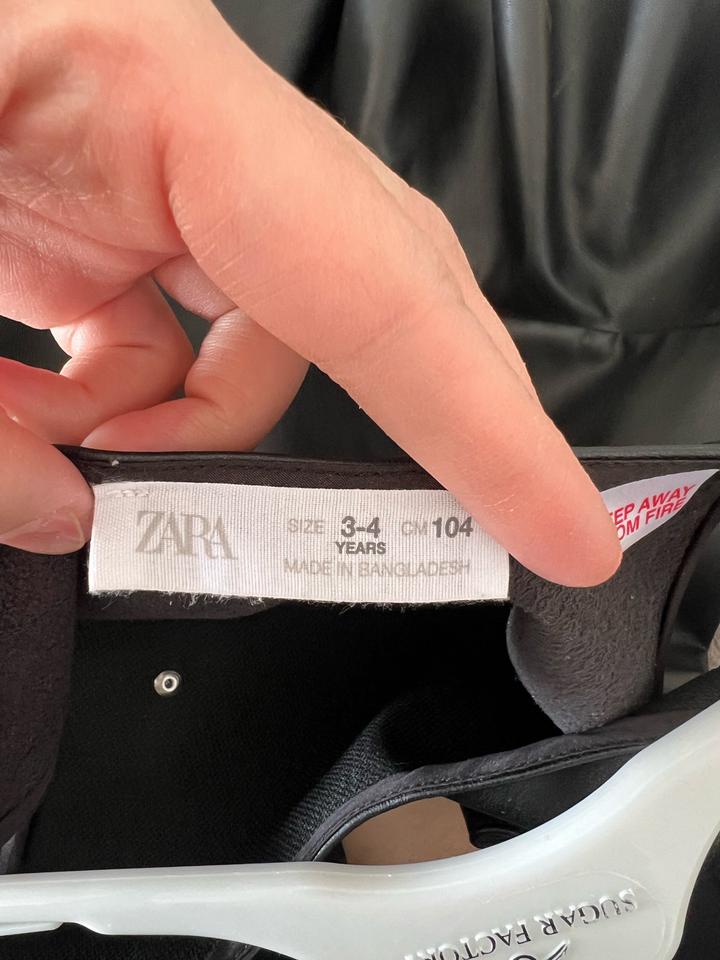 Черный кожаный сарафан от Zara