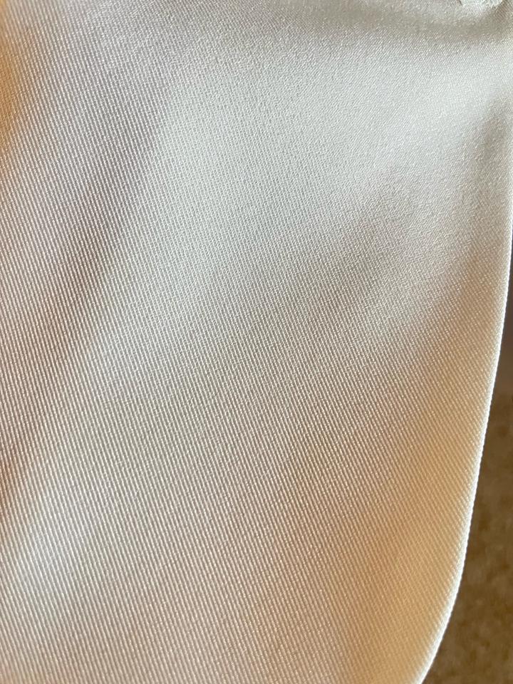 Белый приталенный пиджак