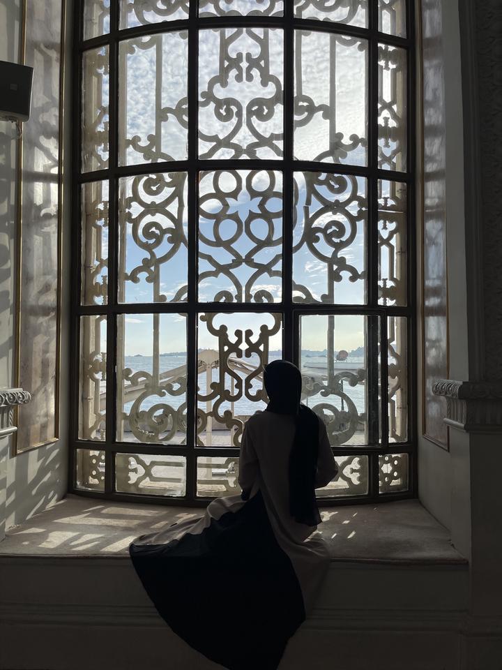 Платье чёрно-бежевое Modanisa