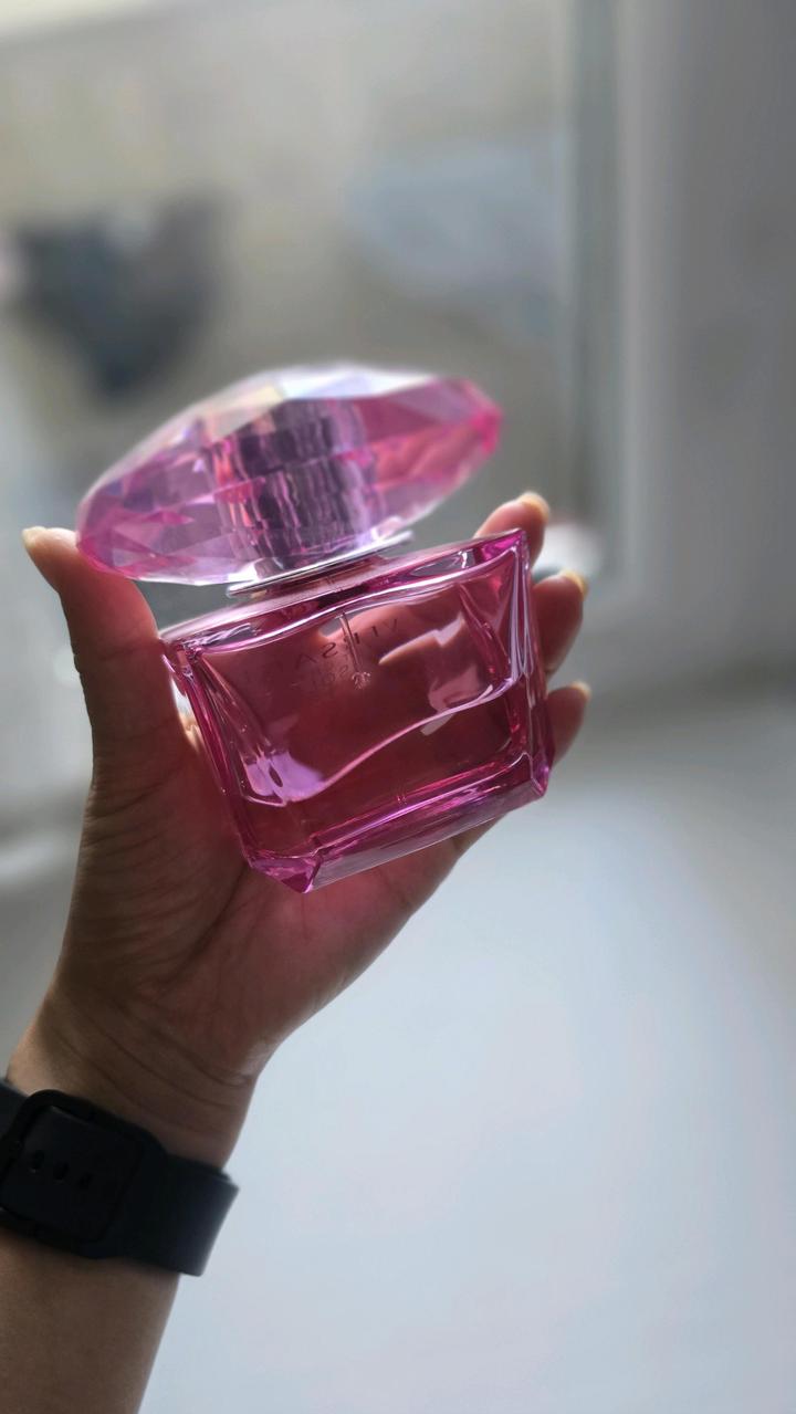 флакон парфюмерной воды Versace Bright Crystal Absolu.