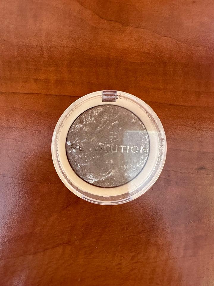 Продам бронзер Revolution
