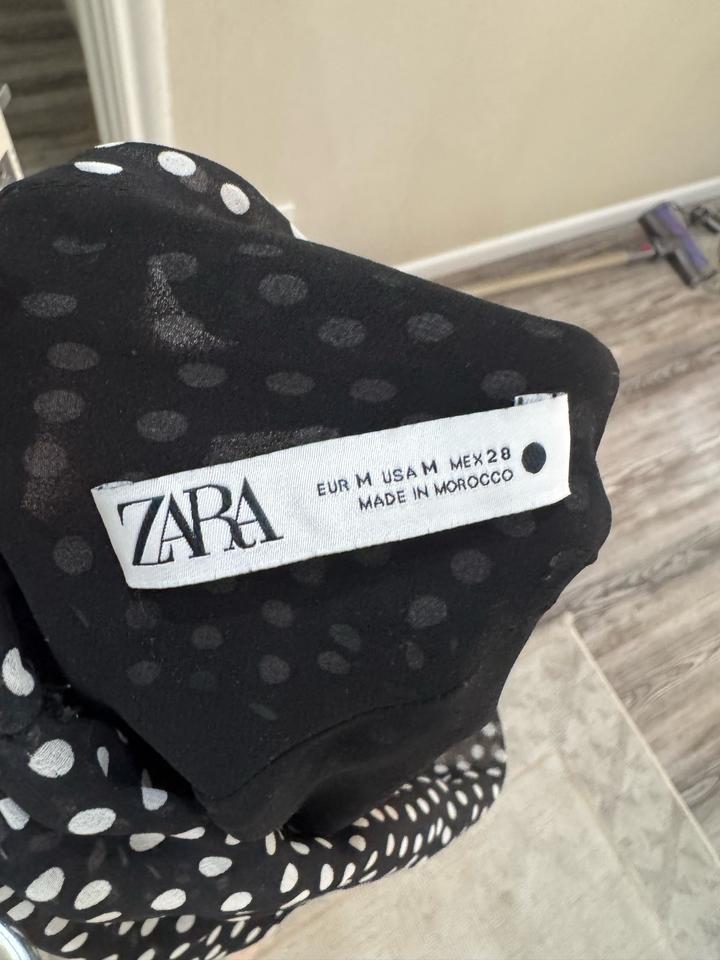 Топ на одно плечо в черно-белый горошек от Zara