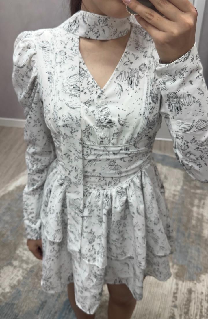 Нежное белое платье с изящным принтом