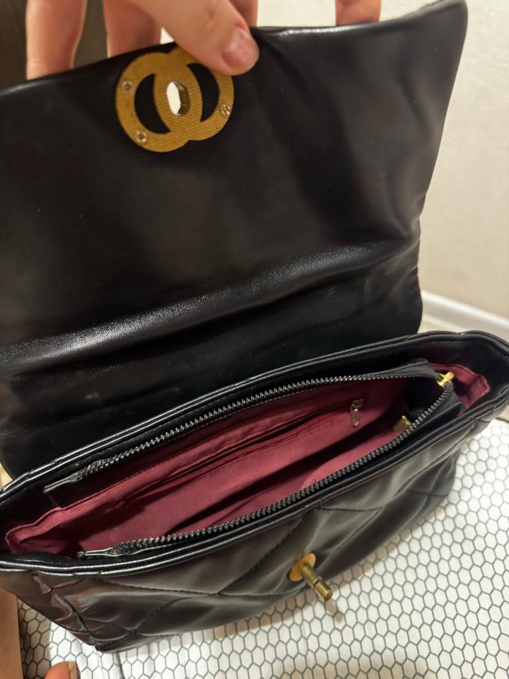 Сумка Chanel 19 в отличном состоянии