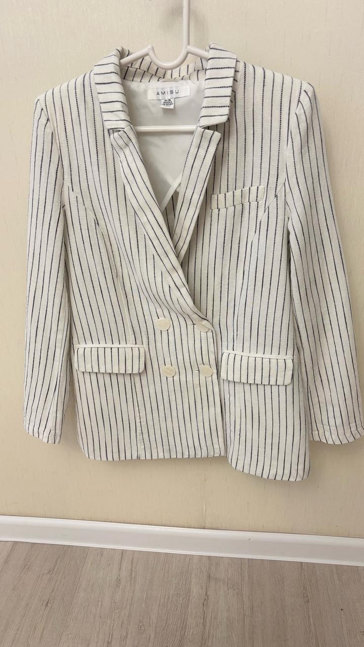 Пиджак в полоску от бренда AMISU