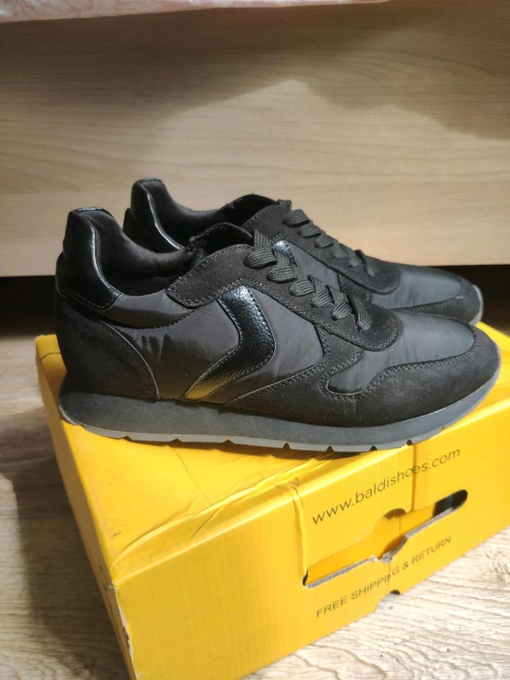 Кроссовки на скрытой платформе