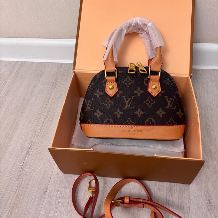 Сумка от бренда Louis Vuitton Alma