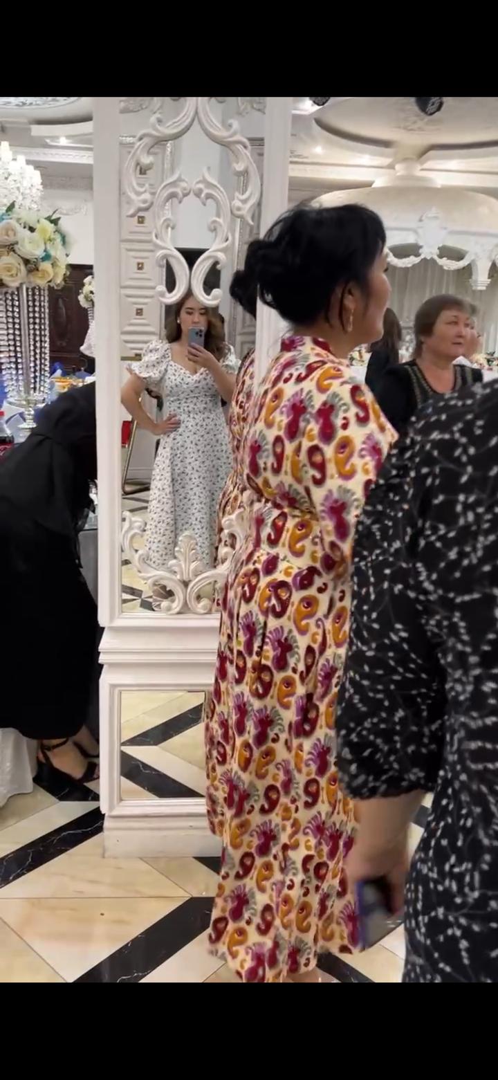 Белое платье в цветочек