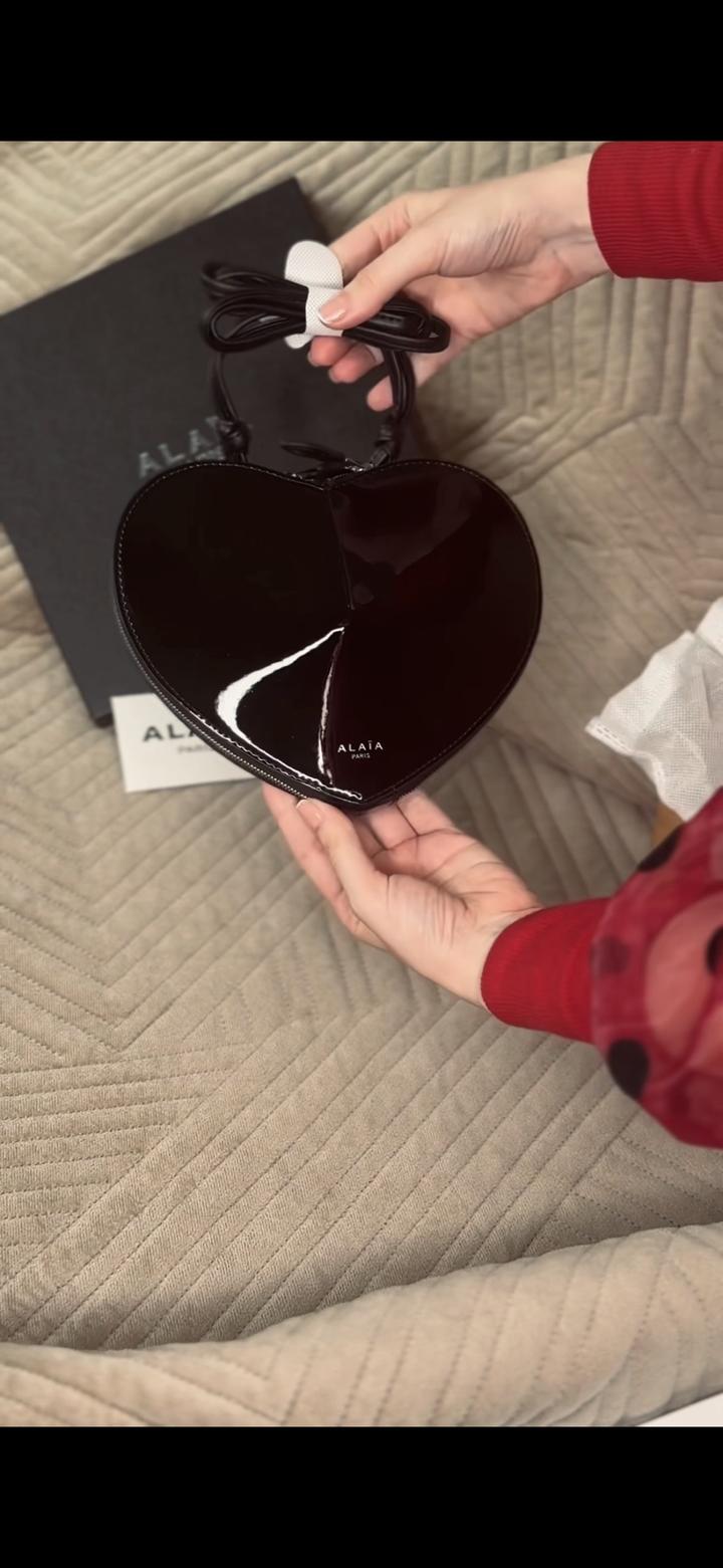Сумка Alaïa в форме сердца