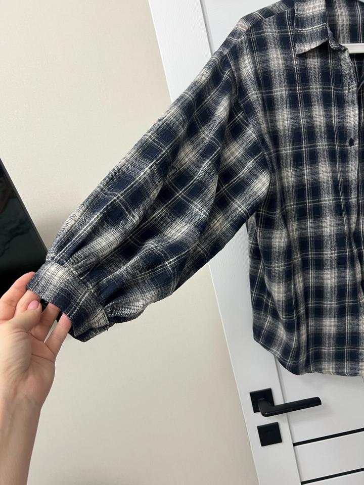 Рубашка свободного кроя.