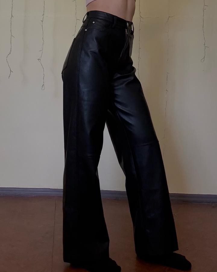 Черные кожаные штаны на высокой посадке