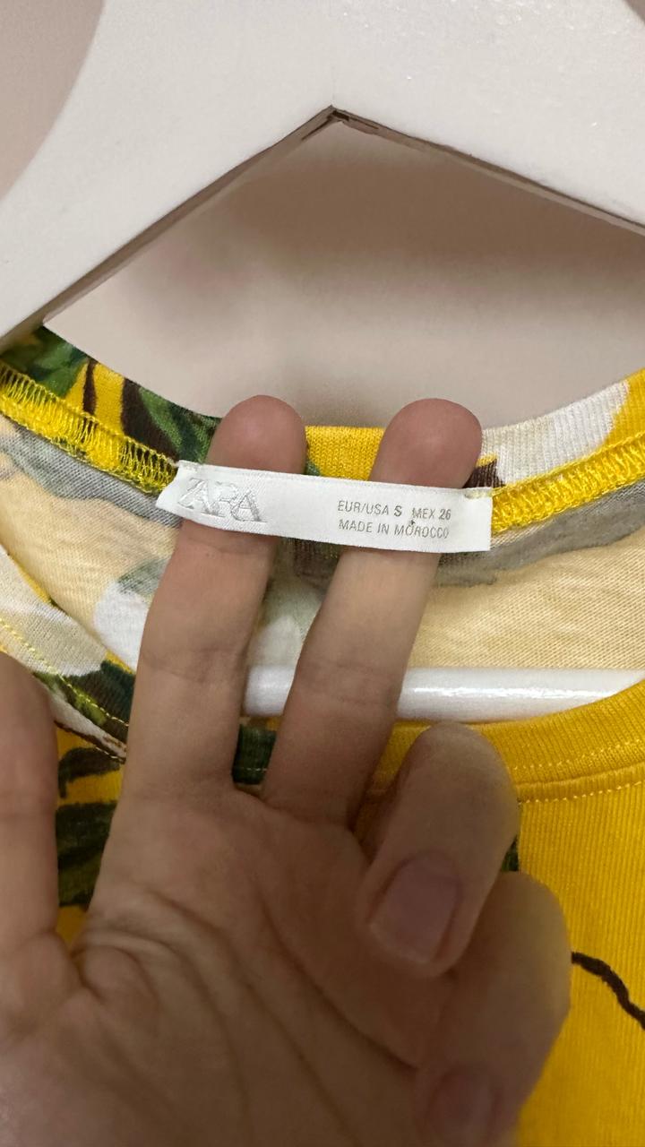 Яркая футболка Zara с цветочным принтом