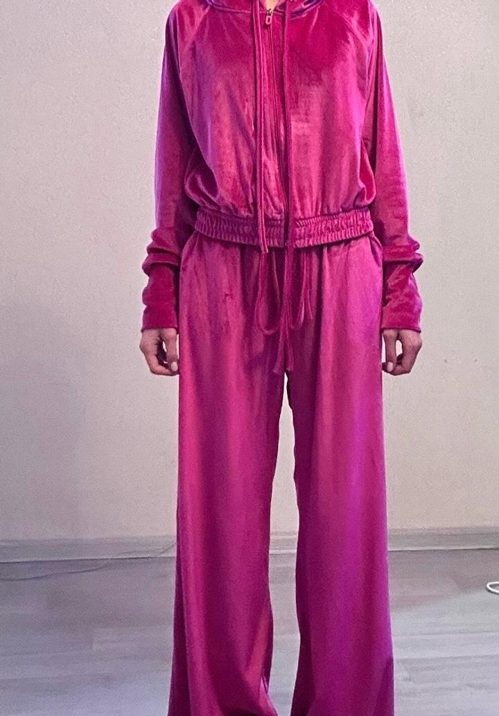 Розовый велюровый костюм