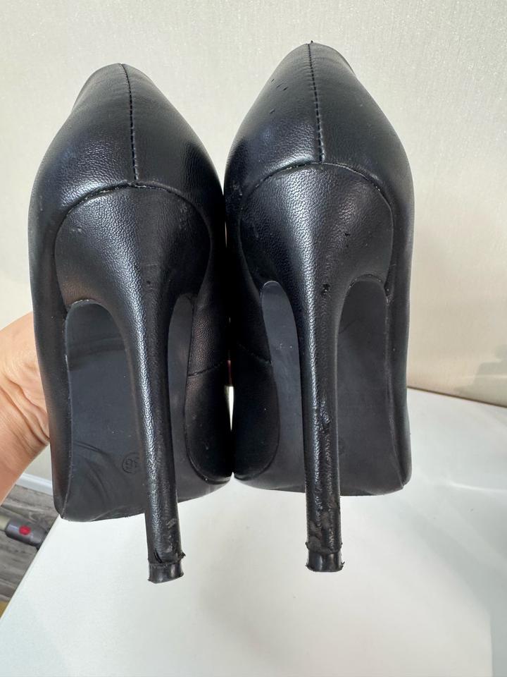 Черные туфли на высоком каблуке