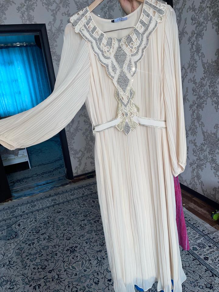 Бежевый свет блестящее платье