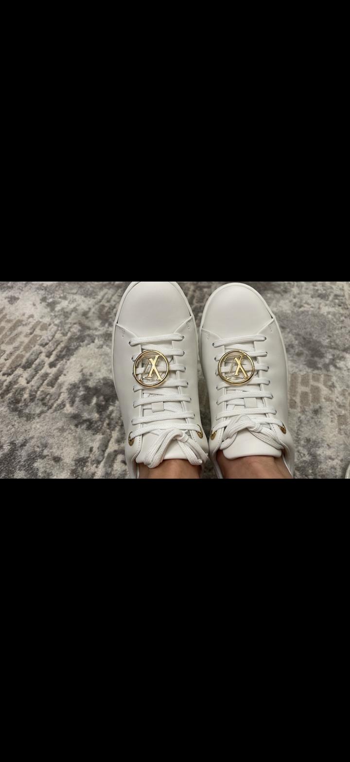 Белые кроссовки LV