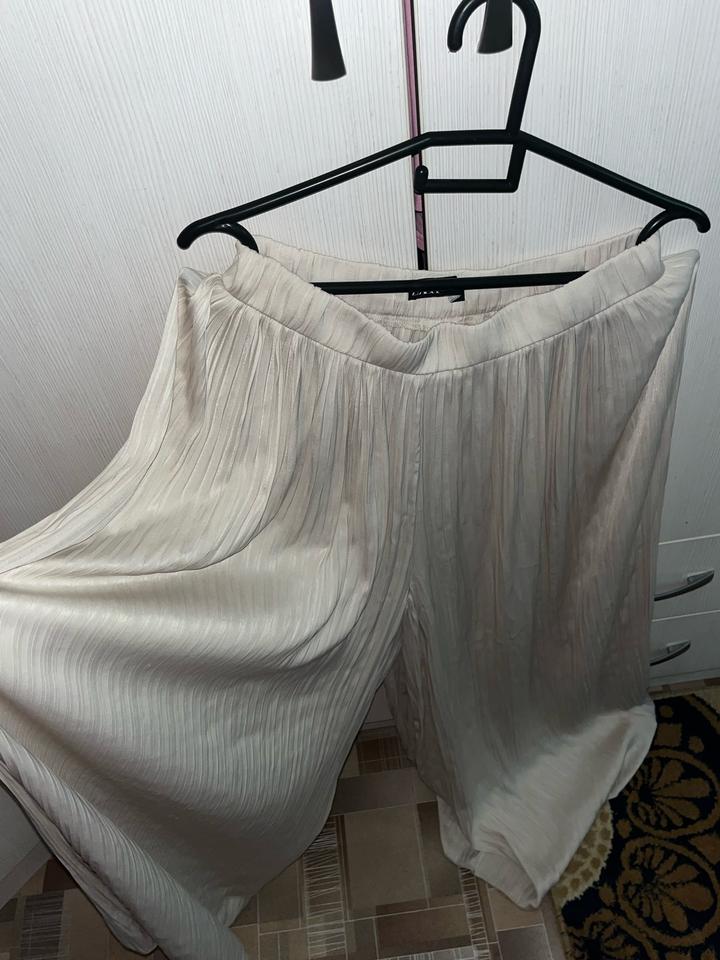 Бежевые легкие брюки ZARA