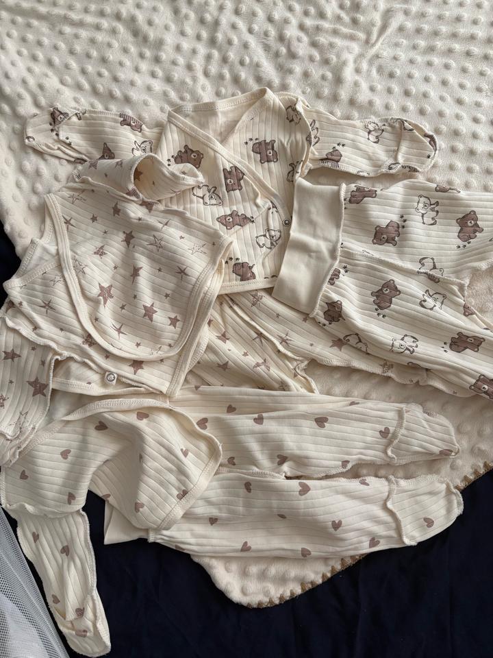 Распашонки, чепчики, ползунки