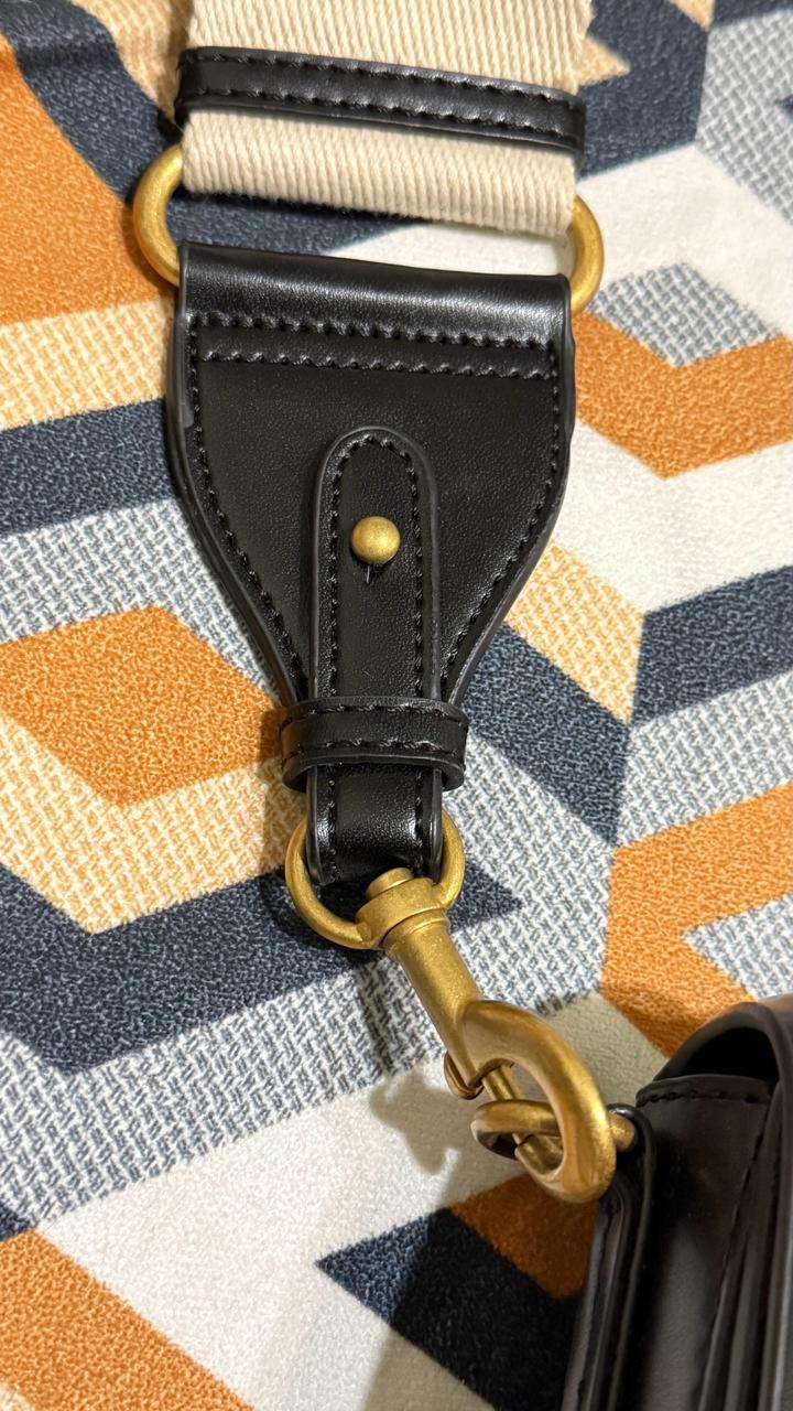 Стильная черная сумка-седло (Saddle Bag) с широким ремнем. Тренд 2026