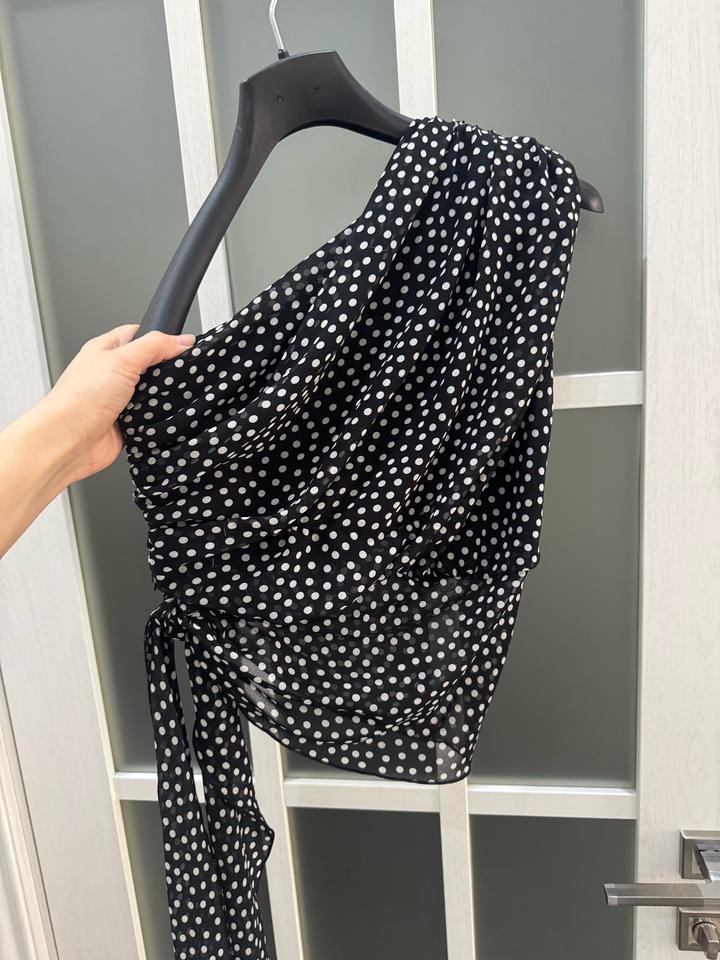 Топ на одно плечо в черно-белый горошек от Zara