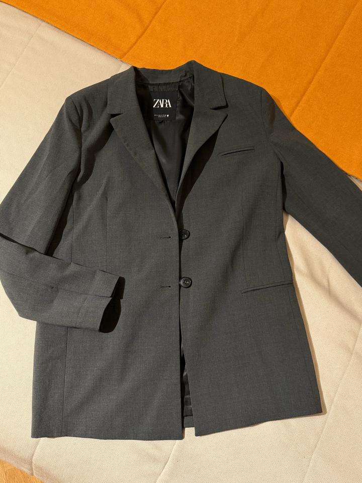 серый пиджак zara