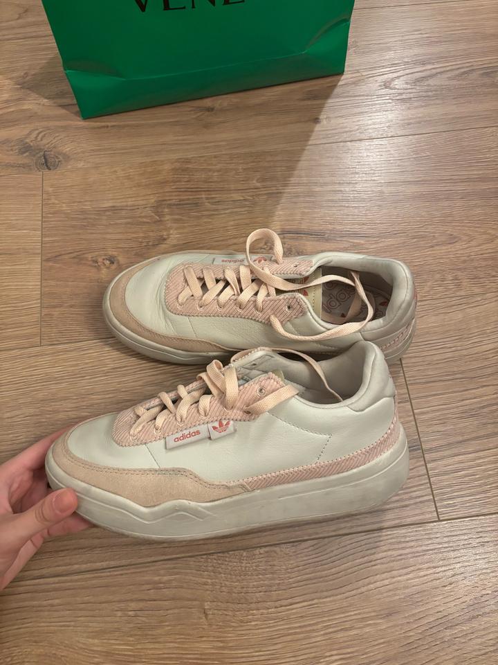 Бежевые кроссовки adidas