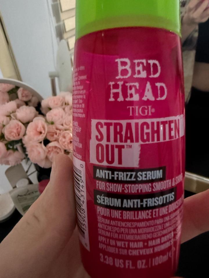 Разглаживающая сыворотка для волос TIGI Bed Head Straighten Out