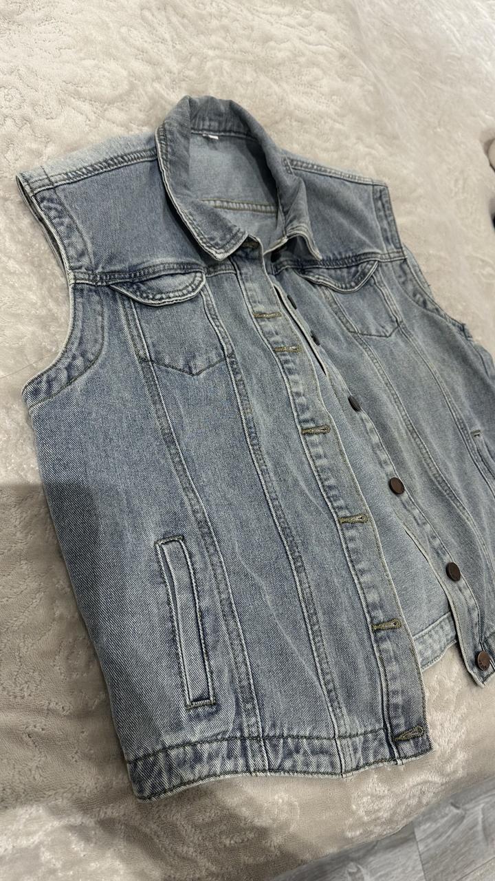 Стильная джинсовая безрукавка