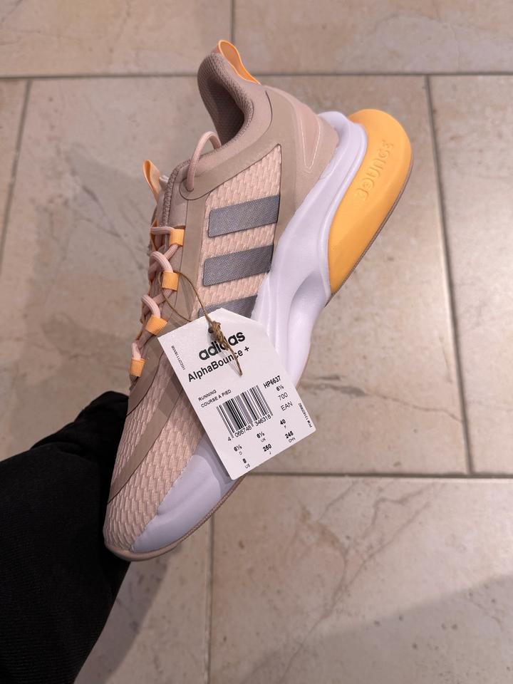 Женские кроссовки adidas
