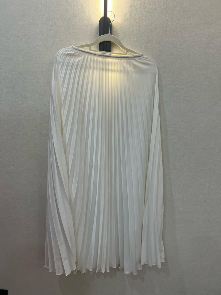 Белая плиссированная юбка