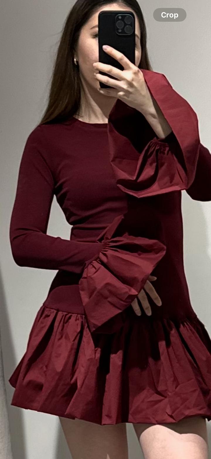 Платье с расклешенными манжетами