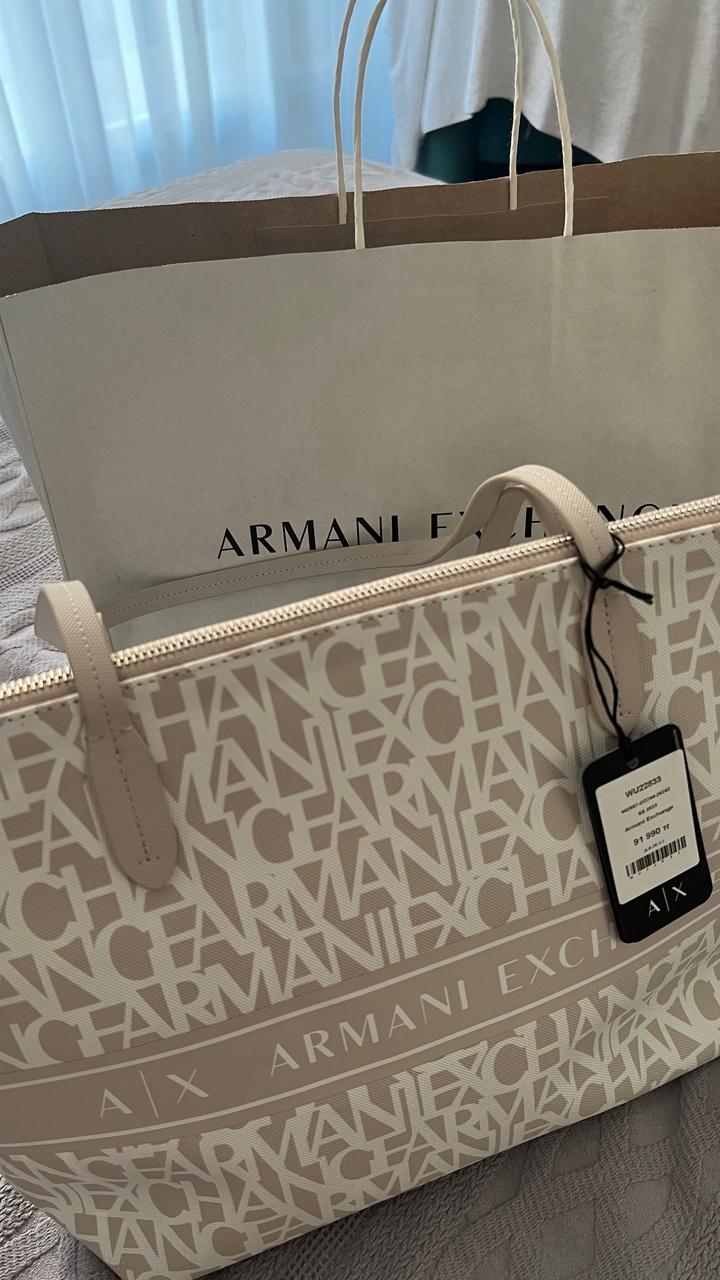 Розовая сумка Armani Exchange