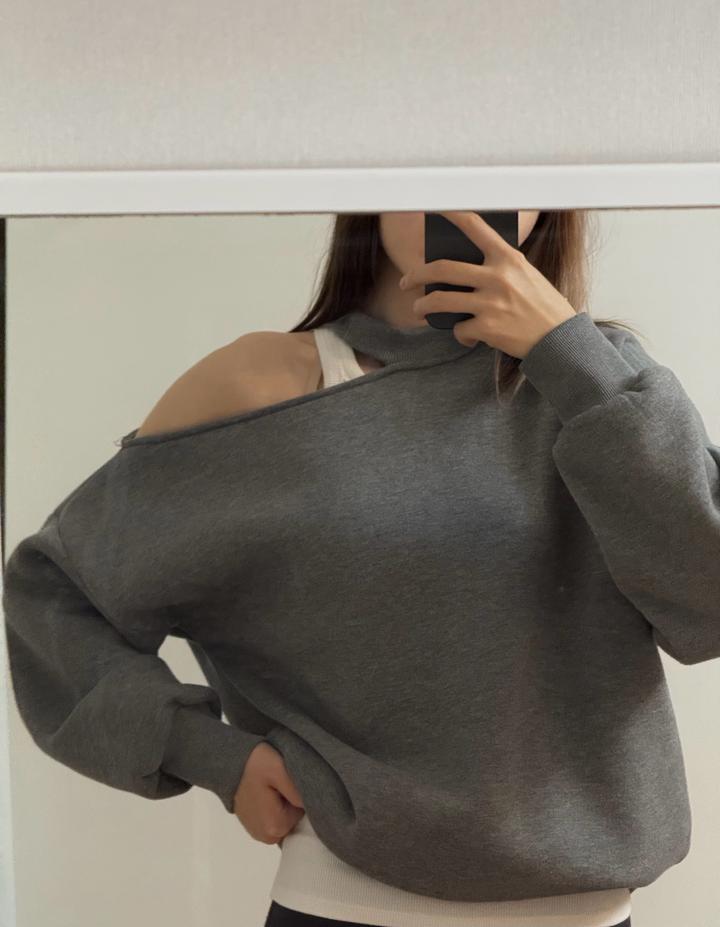 Свитшот с вырезом на плече