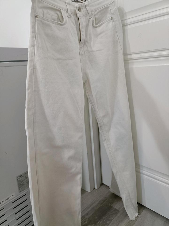 белые джинсы