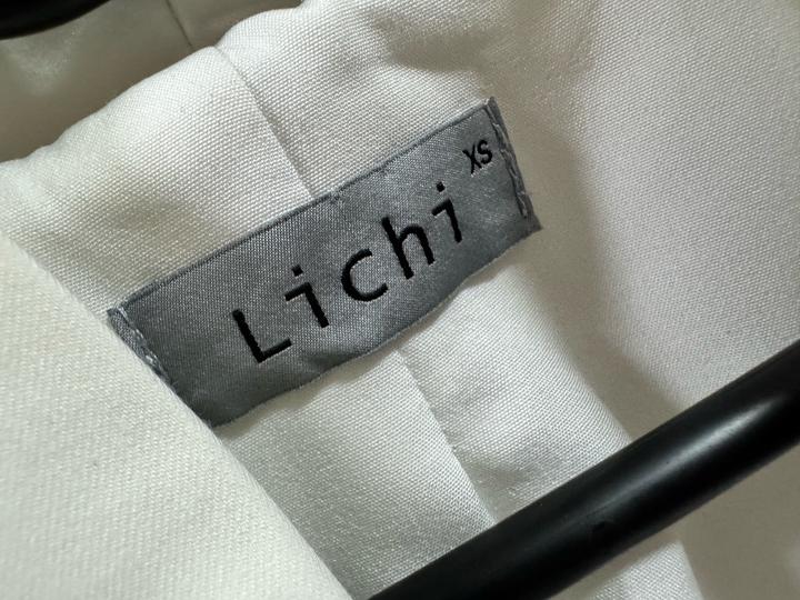 Белое платье-кейп от Lichi