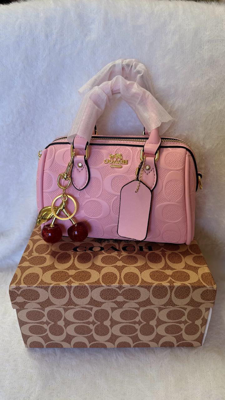 Розовая сумка Coach