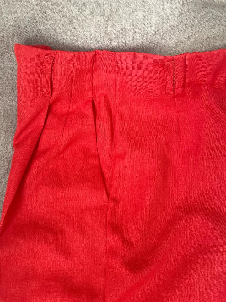 Яркие брюки GU