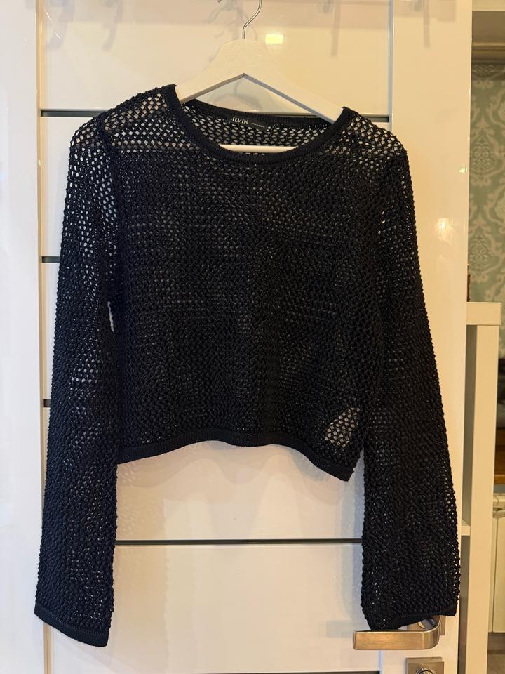 Черный топ из крупной сетки