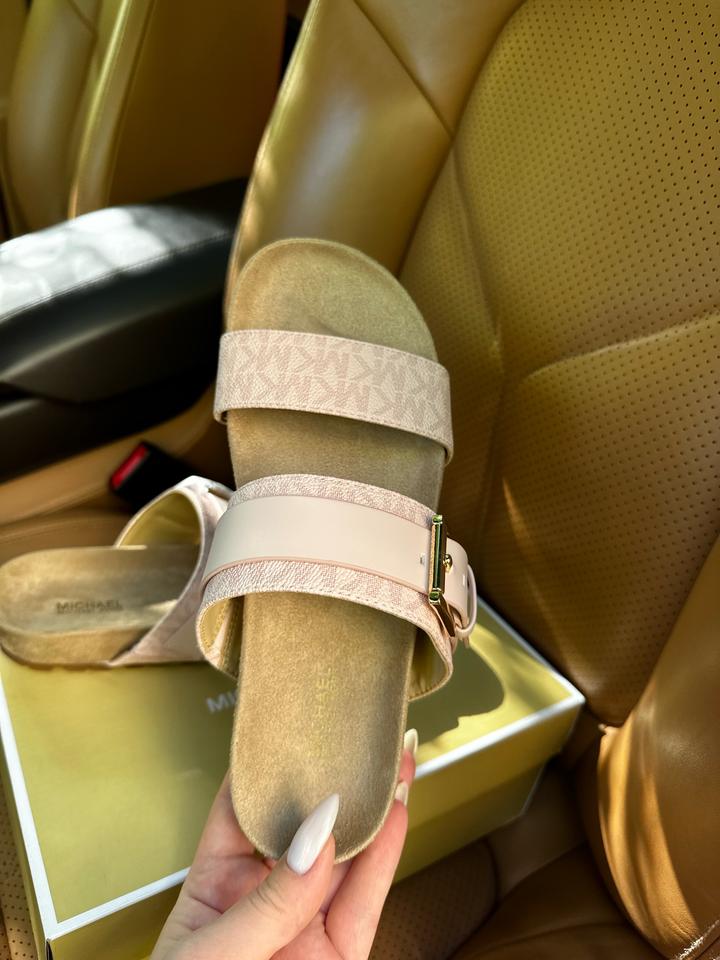 Розовые сандалии Michael Kors