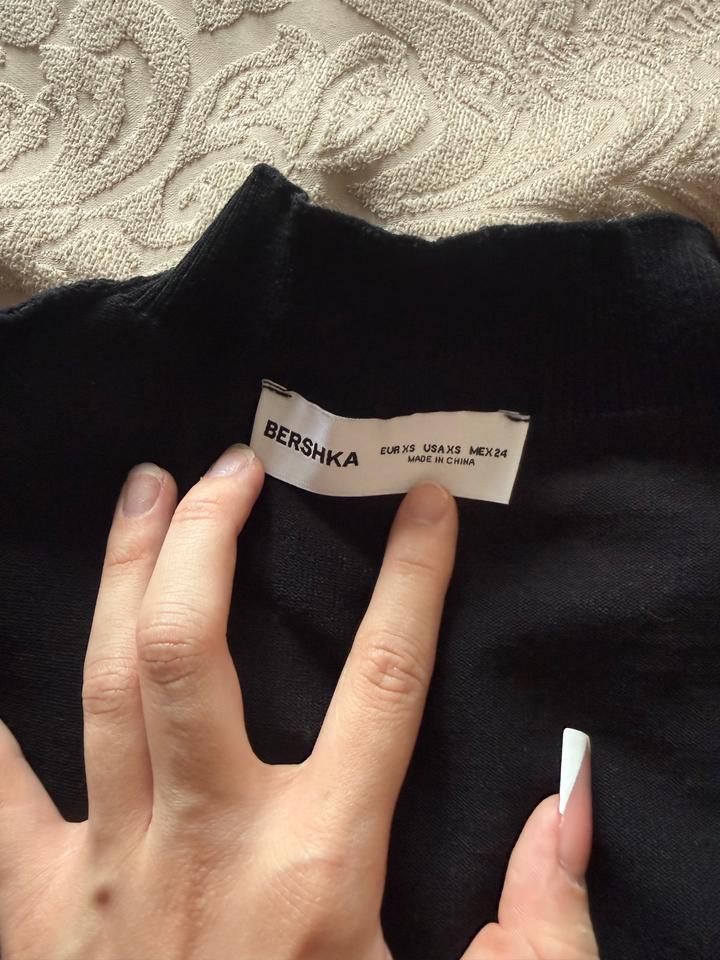 Черное платье Bershka